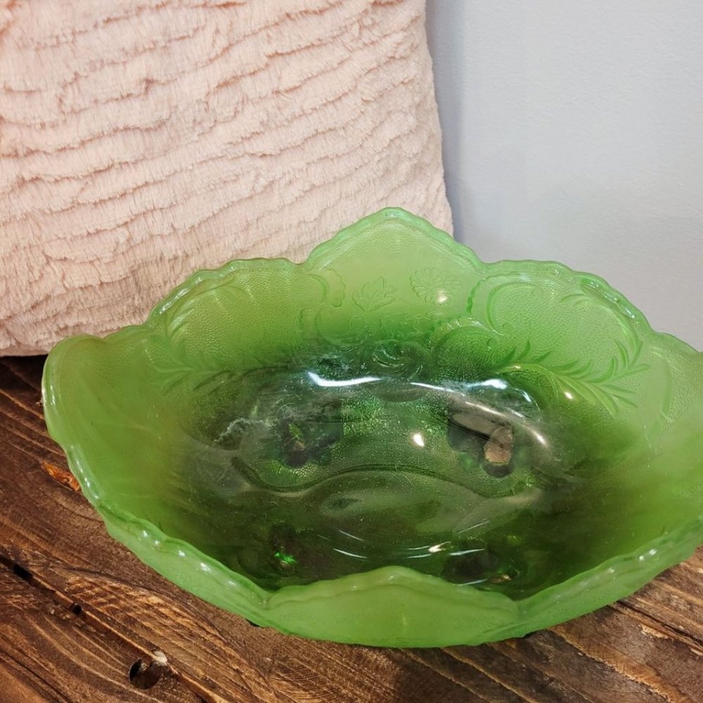 Easter candy dish - Jeanette Lombardi green frosted candy dish - Picture 3 of 4